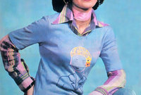 صورة فتاة إيرانية في سبعينيات القرن الماضي وهي ترتدي ملابس تواكب أحدث صيحات الموضة الغربية