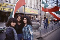 نساء إيرانيات في أحد الشوارع قبل الثورة الإسلامية عام 1979