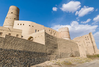 أما عن المواقع الأثرية بها فهي محدودة ويصل عددها لـ 19 موقع أثري وفقًا لما ذكره موقع سلطنة عمان السياحي
