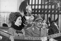 ملك أفغانستان محمد ظاهر شاه مع ملكة إنجلترا الشابة آنذاك إليزابيث الثانية