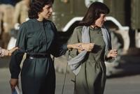 امرأتان أفغانيتان مطلع السبعينيات في مشهد صعب رؤيته في الأيام الحالية
