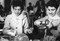 نساء أفغانيات وصورة لهن أثناء دوام عملهن بأحد المصانع في الستينيات