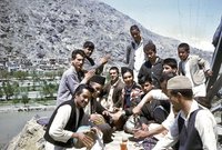 صورة لمجموعة من الأفغان بأحد المناطق السياحية في فترة الستينيات