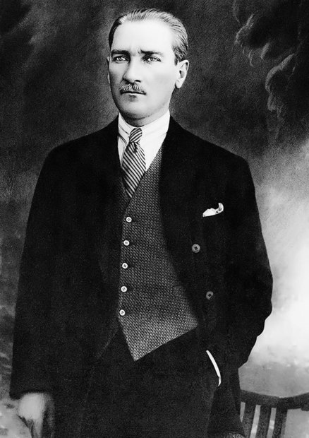 اسمه "مصطفى كمال" مواليد عام 1881، أسس جمهورية تركيا الحديثة عام 1923
