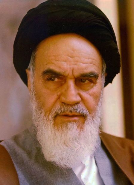 روح الله بن مصطفى بن أحمد الموسوي الخميني، مواليد 24 سبتمبر 1902 في مدينة "خمين" بإيران
