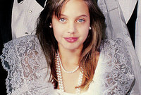 فشلت أنجيلنا جولي في بداية حياتها عندما كانت في سن المراهقة حيث لم تنجح كعارضة أزياء وكذلك في مجال التمثيل 
