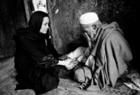 أنفقت أنجلينا جولي أموال طائلة لمساعدة اللاجئين وكذلك الأماكن التي تعاني من الفقر والجوع ولا تزال جولي متمسكة بمراعاة الفقراء 
