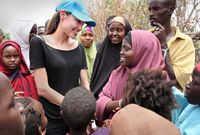 صور لأنجلينا جولي أثناء مساعدتها الفقراء في أفريقيا 