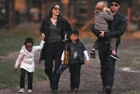صورة لبراد بيت وأنجلينا جولي مع أطفالهم قبل الانفصال 