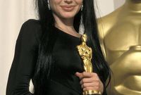 حصلت أنجلينا جولي على جائزة جولدن جلوب لأول مرة في حياتها بعد تأديتها دور البطولة في فيلم "جيا"
