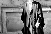 أصبح هوكينج طالبًا متفوقًا في مجال دراسته التي يشغفها وتخرج عام 1962 بدرجة الشرف في العلوم الطبيعية وتابع دراسته ليصبح طالبًا في في جامعة كامبريدج للإعداد لشهادة الدكتوراة في علم الكونيات.
