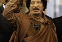 عرف القذافي بارتداء الأزياء الغريبة ولكنها كانت تحمل رسائل في بعض الأحيان 