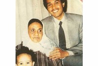 كانت أسرته متعلقة بوالده بشكل كبير وقال محمد عبده أنه تم حرق صورة لوالده لأن شقيقته كانت تبكي بسببها كثيرًا 
1