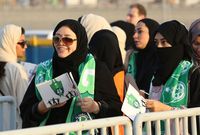 بين أبرز القرارات التي انتصر فيها بن سلمان للمرأة السعودية  أنه أعطى الحق للسيدات في دخول الملاعب الرياضية وحضور مباريات كرة القدم 
