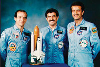 وكان قد تقرر أن يكون من طاقم الرحلة رائد فضاء عربي، ولقد وقع الاختيار على الأمير رائد الفضاء سلطان بن سلمان للمشاركة في الرحلة الفضائية