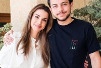 صورة له ما والدته الملكة رانيا 