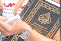 صورتها وهي تحمل القرآن