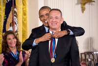 وفي عام 2016 حصل "هانكس" على وسام الاستحقاق الرئاسي للحرية من الرئيس أوباما عن أدائه الرائع في مجال الفني
