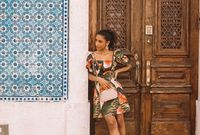 ناديا حسن، مدونة إماراتية الجنسية تعيش في دبي، درست التسويق ولكنها تميزت في مجال الموضة بإسلوبها الذي يجمع بين الأزياء الشرقية والغربية معًا
