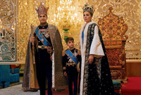وفي عام 1967 قام الشاه بتتويج فرح ديبا في احتفال أسطوري ومنحها لقب "الشاهبانو" لتكون أول زوجة لإمبراطور فارسي تتوج هذا اللقب منذ الإمبراطورية الفارسية
