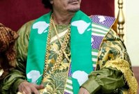 وحرص القذافي على ارتداء الزي في المناسبات الأفريقية بشكل خاص حتى يؤكد استحقاقه لهذا اللقب حسب وصفه لأنه كان أقدم زعماء القارة وأجدرهم باللقب في رأيه
