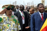 كما حرص على ارتداء قمصان بها زعماء أفريقيا خلال زياراته المتعددة للدول الأفريقية المختلفة
