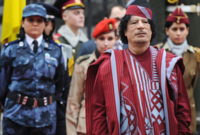 كان يحرص دائمًا على إبراز العنصر البدوي الليبي بها لكنه كان يبالغ سواء في التصميم أو الألوان الفاقعة التي كان يرتديها
