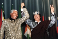 القذافي مع الزعيم الأفريقي الشهير نيلسون مانديلا في إحدى المناسبات
