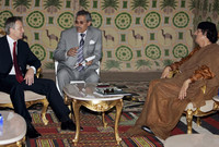 توني بلير رئيس الوزراء البريطاني الأسبق خلال لقاء رسمي مع القذافي في إحدى الخيم
