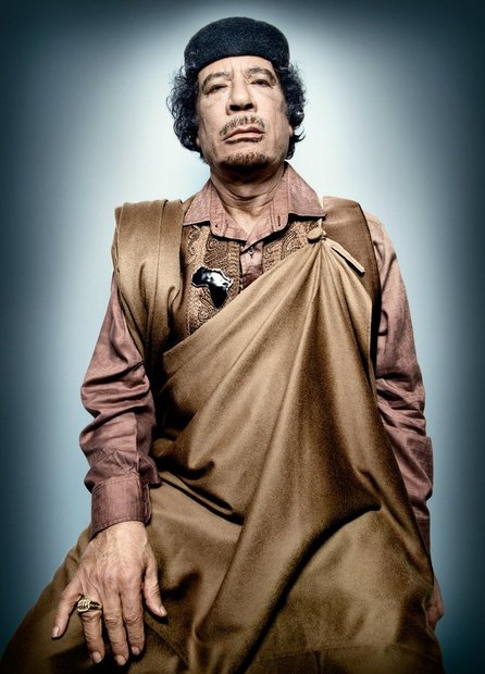 منذ أن جلس معمر القذافي على كرسي الحكم في ليبيا فقد اعتاد الظهور في القمم والمحافل الدولية بملابس مميزة وغريبة
