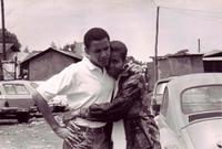 تعرف على ميشيل أوباما عام 1989 حيث كانت تعمل كمرشدة له خلال فترة تدريبه بأحد شركات المحاماة لتنشأ بينهما قصة حب كبيرة 