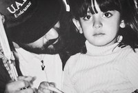 صورة في طفولتها مع والدها
