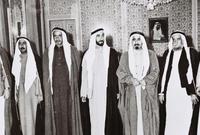 في 2 ديسمبر 1971، تم إقرار دستور اتحاد الإمارات بشكل مبدئي، ووقع حكام الإمارات الستة بقصر الضيافة في دبي على الدستور مانحين الشرعية لقيام الاتحاد بينهم والاستقلال عن بريطانيا
