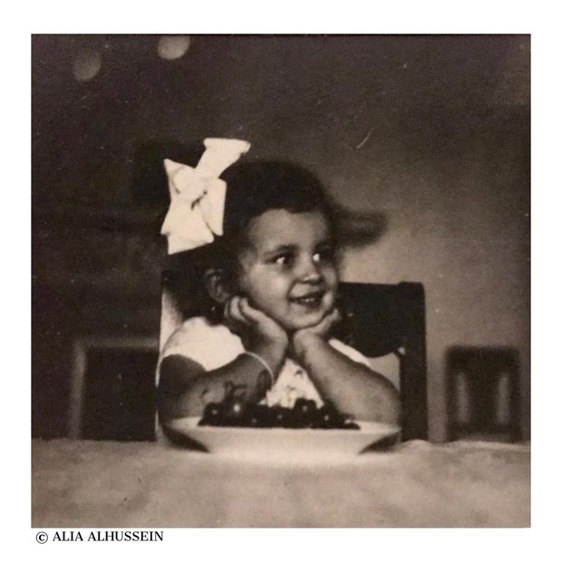 الملكة علياء حسين فلسطينية الأصل، وولدت في 25 ديسمبر في عام 1948 بمدينة القاهرة، عائلتها فلسطينية وتحديدًا من عائلات مدينة نابلس، وكان لها أخوين هما عبد الله وعلاء

