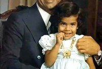 شهدت طفولتها تعاظم نفوذ والدها في السلطة حتى وصل إلى نائب الرئيس العراقي ثم أصبح رئيسًا للعراق وعمرها 11 عام
