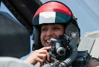 الإماراتية مريم المنصوري.. هي أول امرأة إماراتية تقود طائرة حربية مقاتلة بسلاح الطيران، لتبدأ أهم رحلاتها الدولية بتوجيه ضربات جوية ضد تنظيم "داعش" فى سوريا

