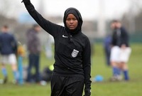 الصومالية جواهر روبل.. هي أول امراة مسلمة ذات بشرة سوداء وترتدي الحجاب تحكم مباراة في بريطانيا

