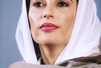 ساعدت في نقل باكستان من الديكتاتورية إلى الديمقراطية، وسعت إلى تنفيذ العديد من الإصلاحات الاجتماعية، ولا سيما مساعدة النساء والفقراء
