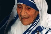 الأم تريزا راهبة ألبانية ورائدة في مجال العمل الإنساني.. حصلت على جائزة نوبل للسلام عن أعمالها في مساعدة المشردين والأطفال المحتاجين
