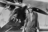 وقد سجلت رقماً قياسياً عالمياً ببلوغها ارتفاع 18415 قدم وأصبحت رئيسة منظمة ناينتي ناين، وهي منظمة خاصة بالتحليق الجوي النسائي
