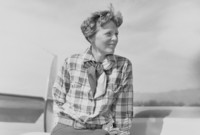 إميليا إيرهارت.. أول امرأة تطير منفردة فوق المحيط الأطلسي، كما أنها أول رائدة طيران تنال وسام التميز في الطيران من القوات الجوية الأمريكية
