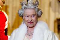 الملكة إليزابيث.. هي الملكة الوحيدة التي تولت عرش بريطانيا لأطول فترةٍ في التاريخ حيث تحكم منذ 68 عاما، وهي والدة الأمير تشارلز وريث العرش، كما أنها جدة الأميرين ويليام وهاري
