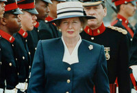 مارغريت تاتشر.. أول رئيسة وزراء في بريطانيا تفوز بثلاث دورات متتالية خلال عقدين من الزمن، كما كانت أول امرأة تشغل منصب زعيم المعارضة في مجلس العموم البريطاني
