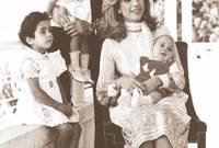 الملكة علياء الحسين، زوجة ملك الأردن الراحل الحسين بن طلال الثالثة، والتي أنجبت منه 3 أبناء
