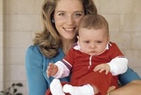 صورة مع والدته في طفولته
