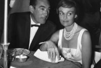تزوج أنتوني كوين من الممثلة كاثرين دوميل عام 1937 وأنجب منها خمسة أطفال وانفصلا عام 1965