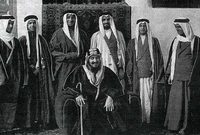 لقطات نادرة للملك المؤسس مع أبنائه 