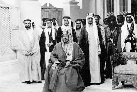  أنجب عبد العزيز آل سعود مؤسس السعودية 36 نجلاً حكم 6 منهم البلاد، أغتيل أحدهم وعزل آخر وأكبرهم توفى عن عمر ناهز ١٩ عامًا