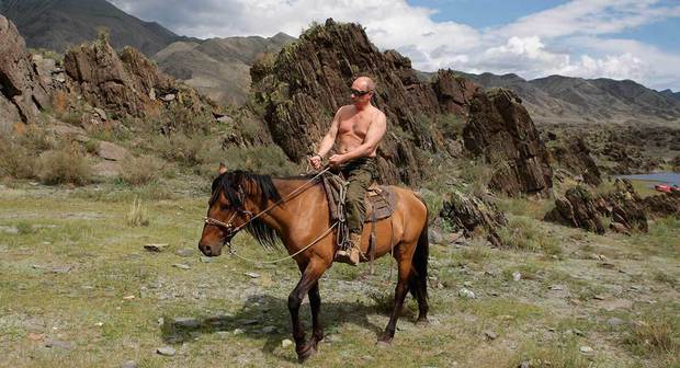 ركوب الخيل رياضة يهواها بوتين، ظهر أكثر من مرة وهو يمتطي الخيول في أكثر من مكان بروسيا