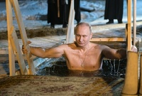 بوتين يغوص في مياه مليئة بالثلوج